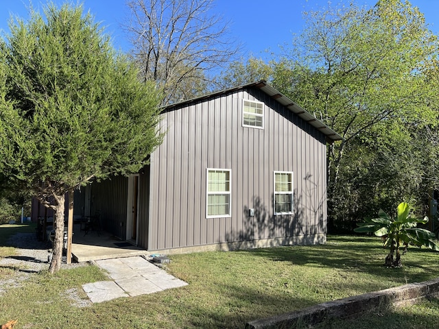 view of outdoor structure featuring a yard