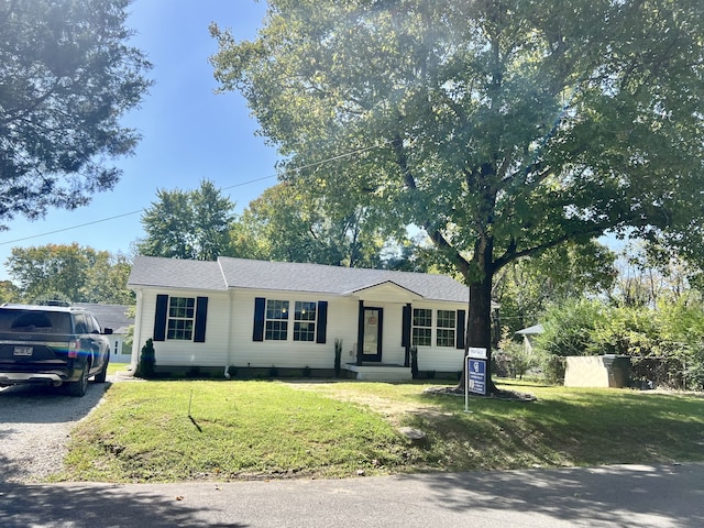 single story home featuring a front lawn