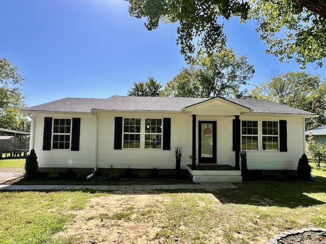 view of front facade featuring a front yard