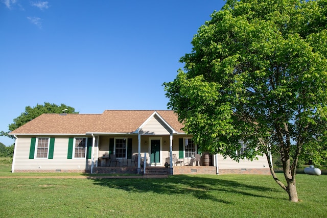 view of front of property featuring covered porch and a front yard