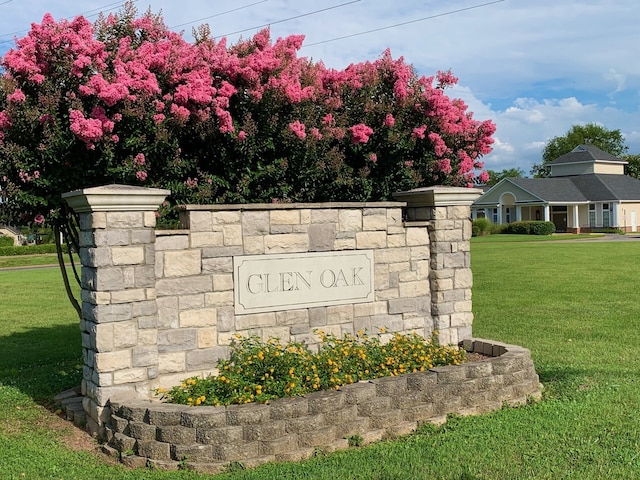 community sign featuring a yard