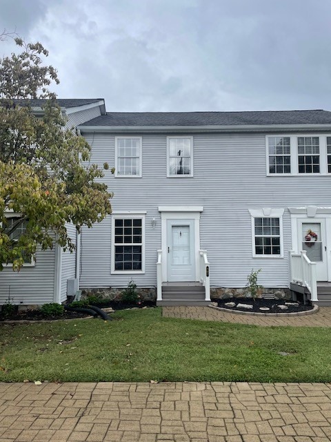 view of front of home featuring a front lawn