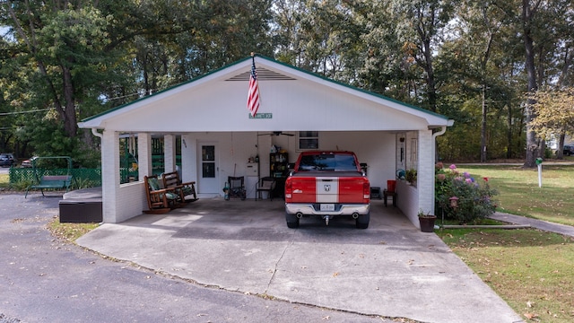 view of front of home featuring a front yard and a carport