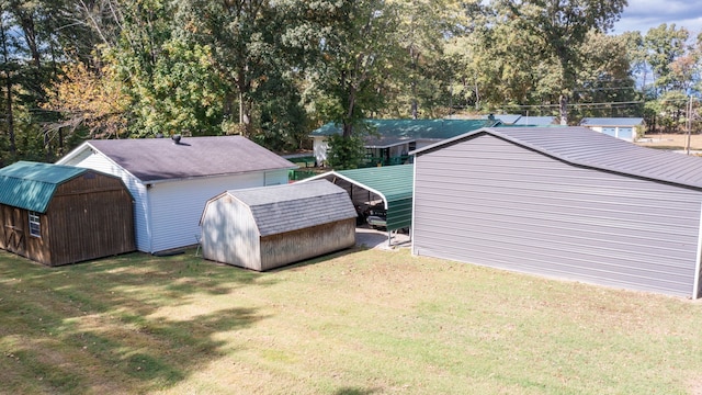 view of yard with a storage unit