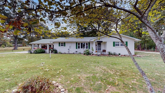 ranch-style home featuring a front yard