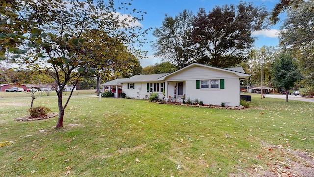 ranch-style home featuring a front lawn