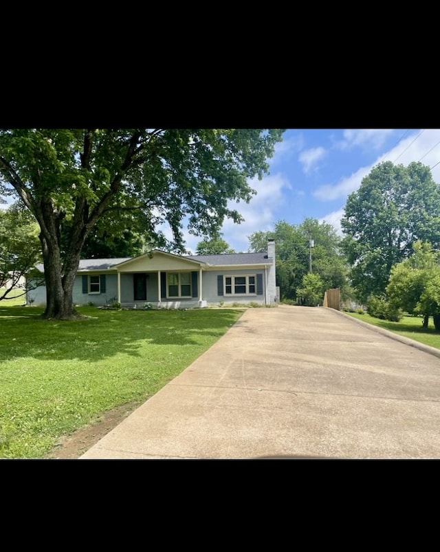 view of front of house with a front lawn