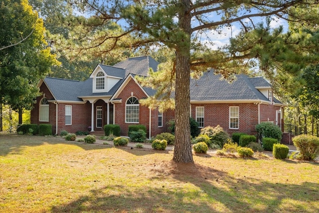 view of front facade featuring a front yard