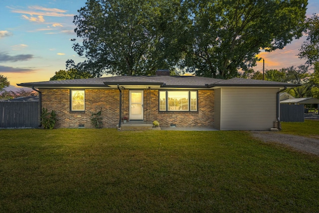 single story home featuring a lawn