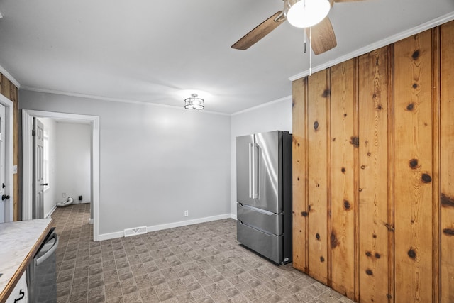 kitchen with crown molding, appliances with stainless steel finishes, and ceiling fan