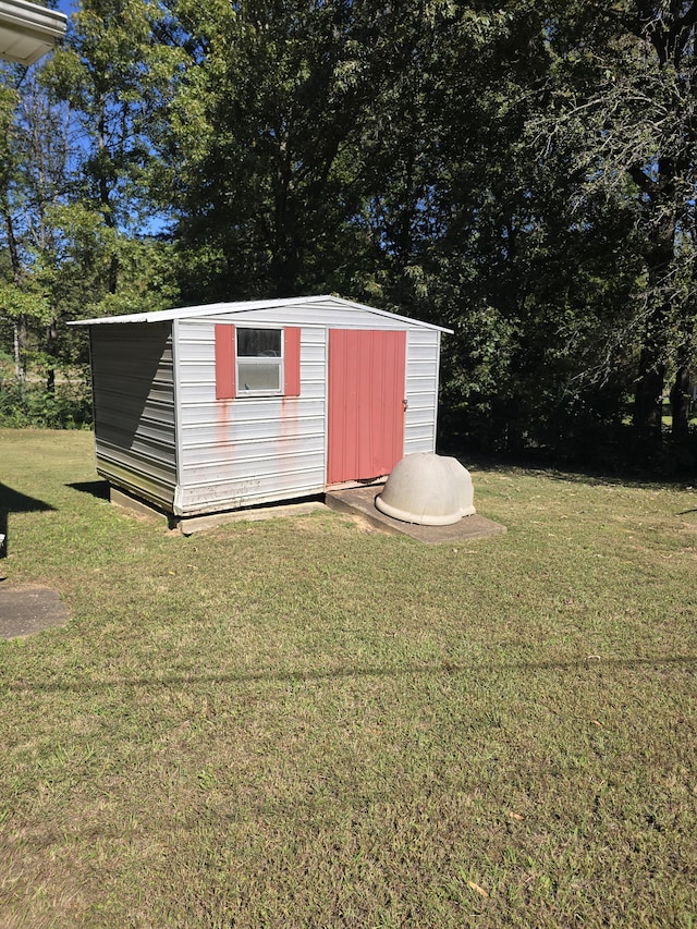 view of outdoor structure featuring a yard