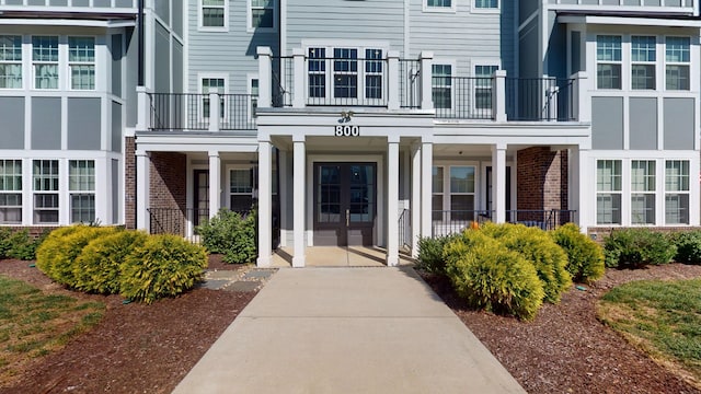 property entrance featuring a balcony