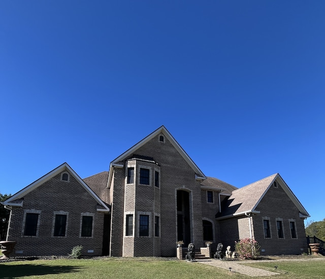 view of front of property featuring a front lawn