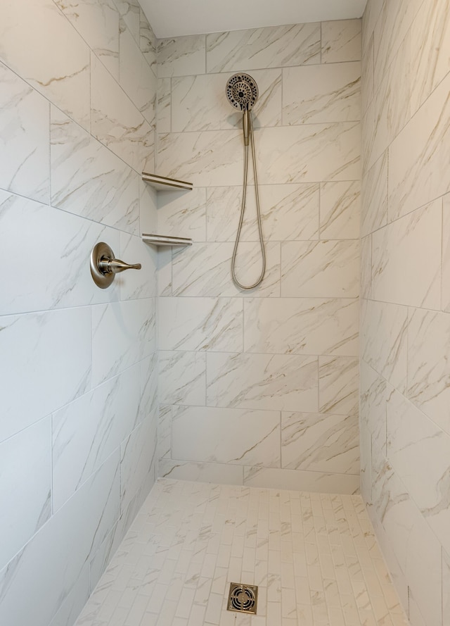 bathroom featuring a tile shower