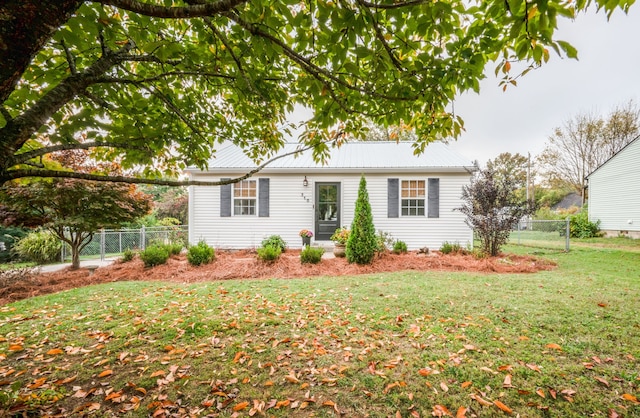 view of front of home featuring a front lawn