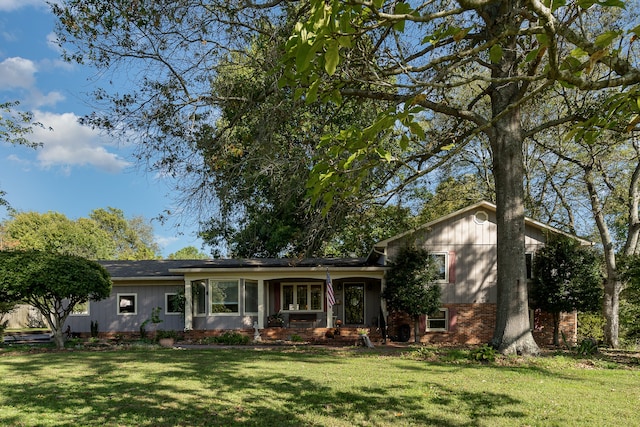 split level home with a front lawn