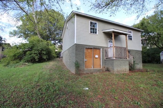 view of front of house featuring a front yard