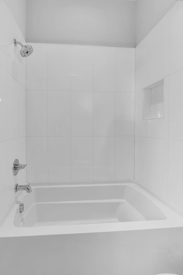 bathroom featuring tiled shower / bath