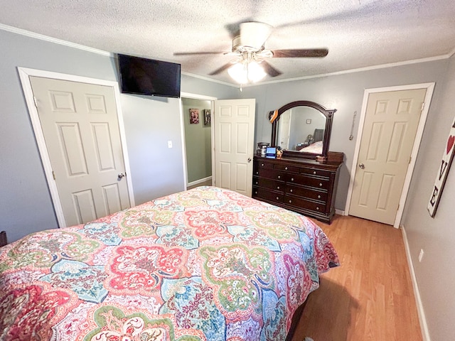 bedroom featuring crown molding, light wood-type flooring, and ceiling fan