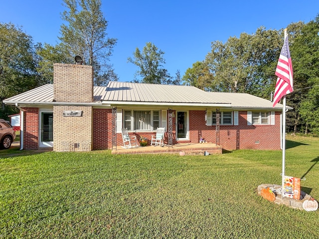 view of front of property featuring covered porch and a front lawn