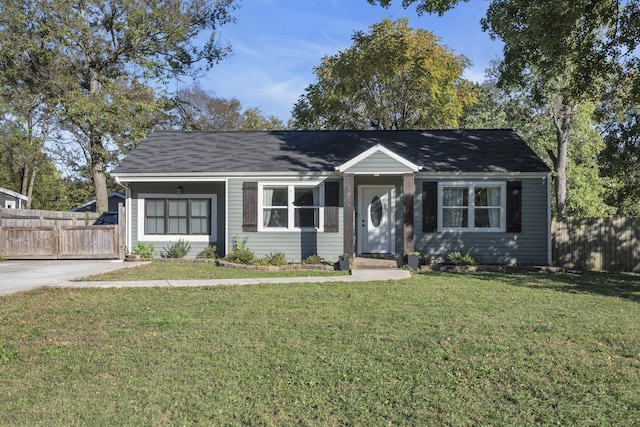 single story home featuring a front lawn