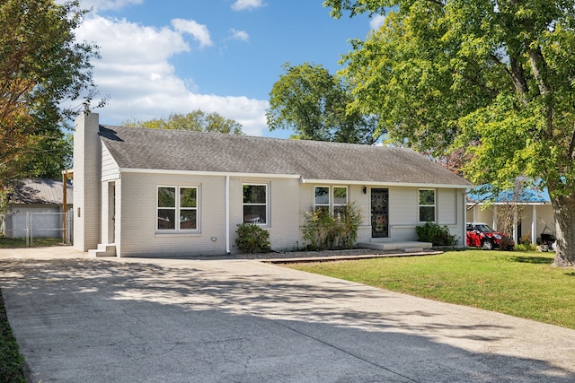 single story home with a front lawn