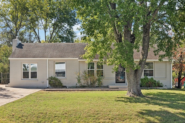 single story home featuring a front yard