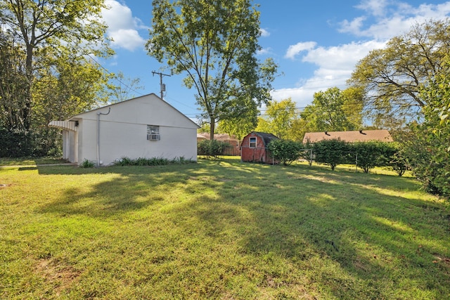 view of yard featuring a shed