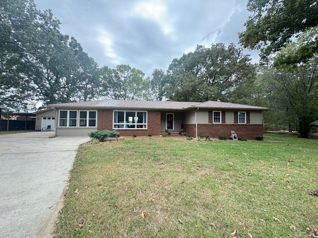 single story home featuring a front yard