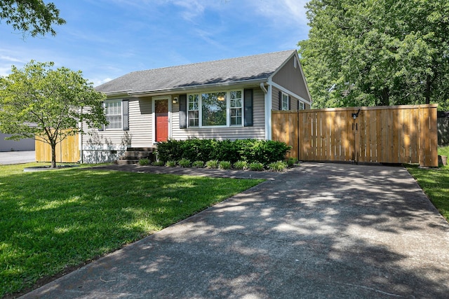 view of front of property featuring a front lawn