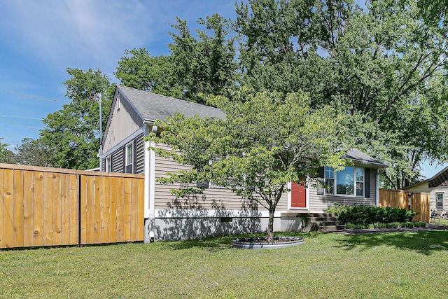 view of front of property featuring a front yard