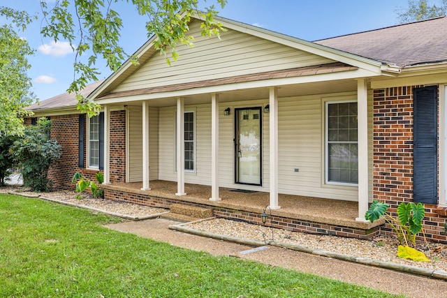 view of front facade featuring a front yard and covered porch