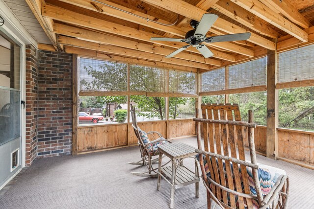 sunroom with ceiling fan