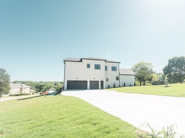 view of front of home featuring a front lawn and a garage