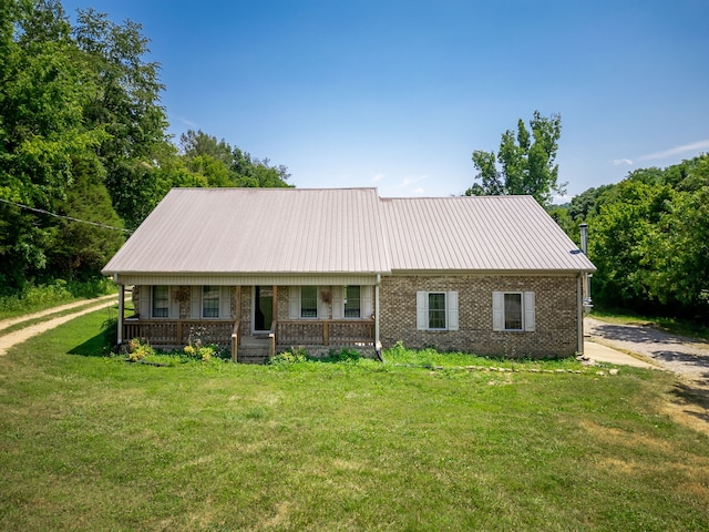 view of front of property featuring covered porch and a front yard