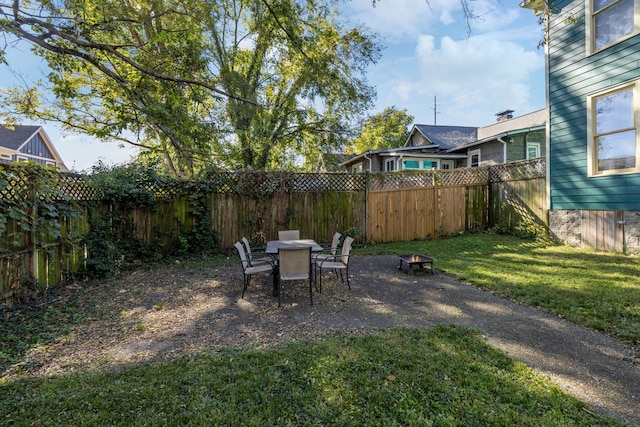 view of yard featuring an outdoor fire pit