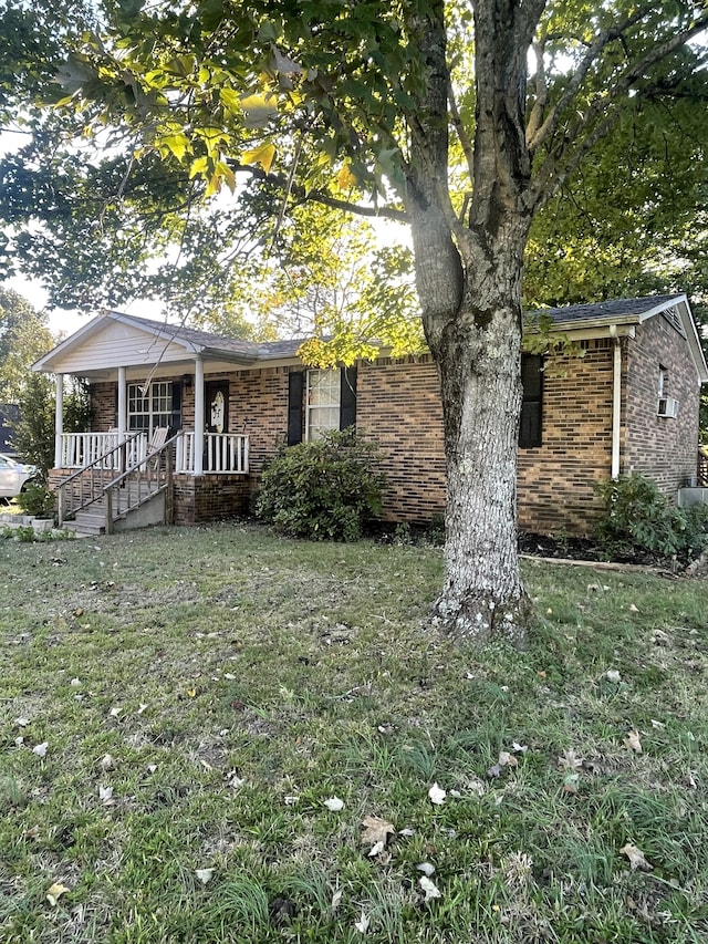 view of front facade featuring covered porch and a front lawn