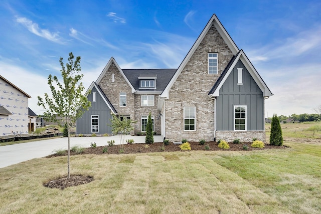 view of front facade featuring a front yard