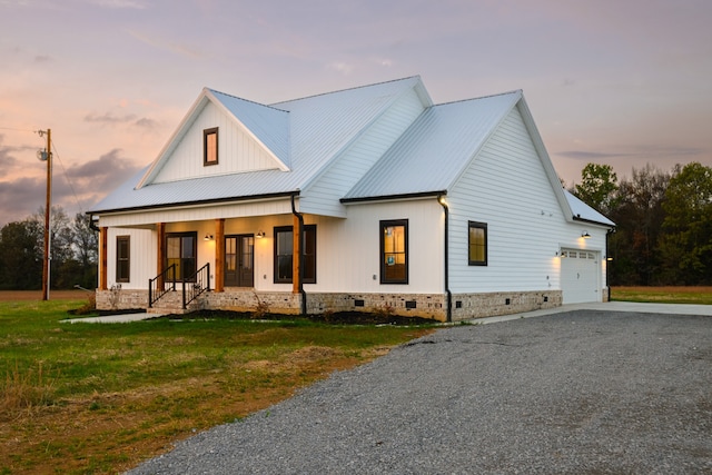 view of front of property featuring a porch and a lawn