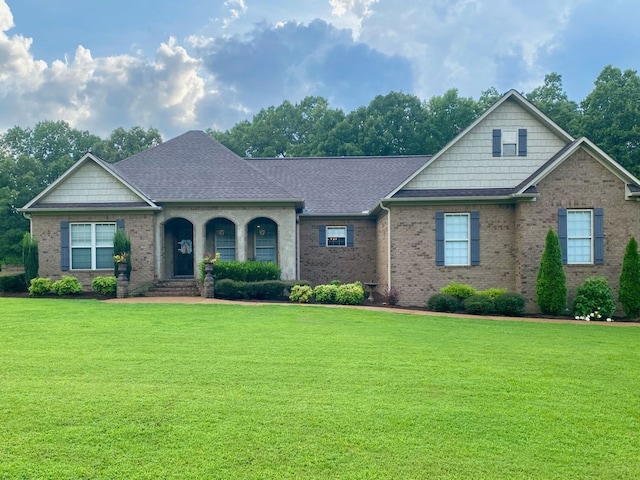 view of front facade featuring a front yard