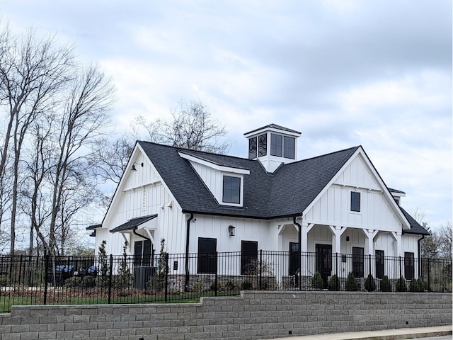 view of modern farmhouse style home