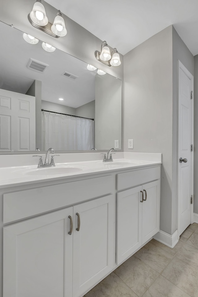 bathroom featuring a shower with curtain and vanity