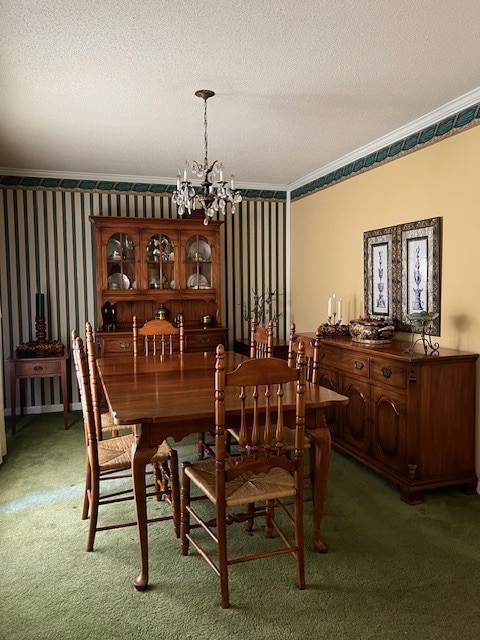 dining space with a textured ceiling, crown molding, a notable chandelier, and carpet