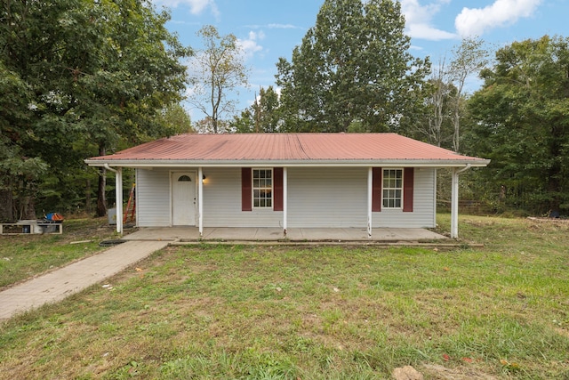 ranch-style home with a front lawn and a porch