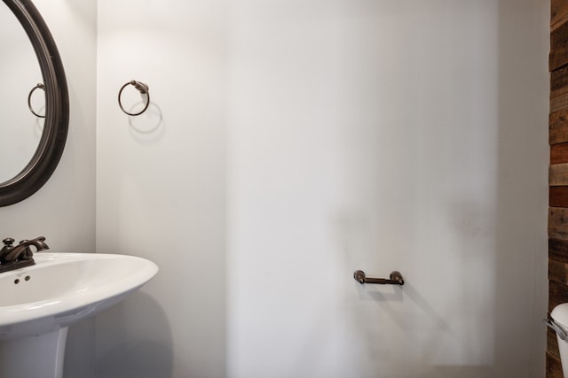 bathroom featuring toilet and sink