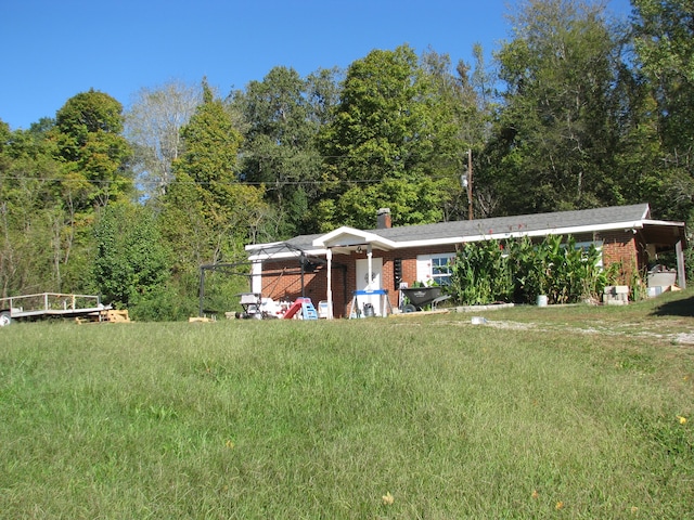 view of front of property featuring a front yard