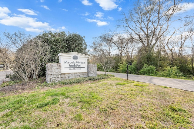 community sign featuring a lawn