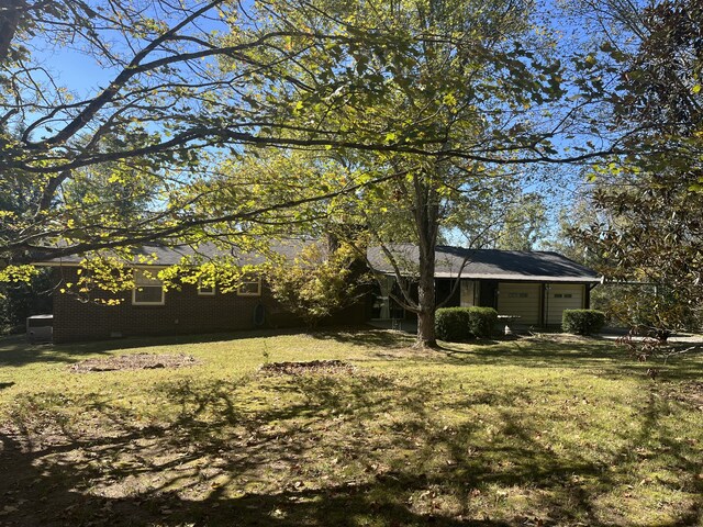 view of yard with a garage