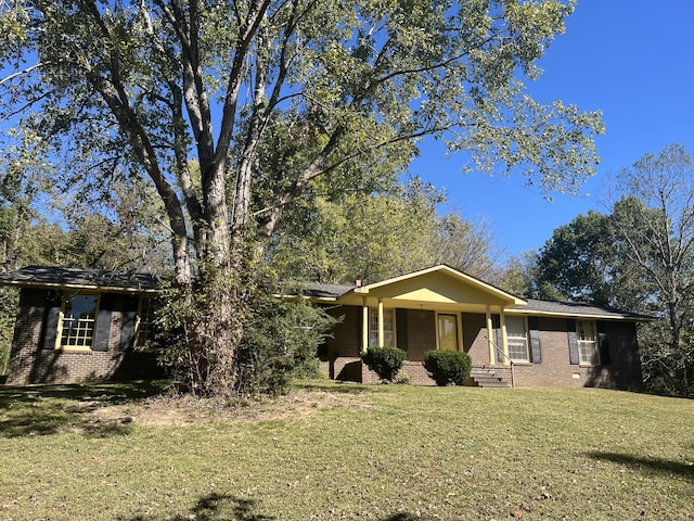 ranch-style house featuring a front yard