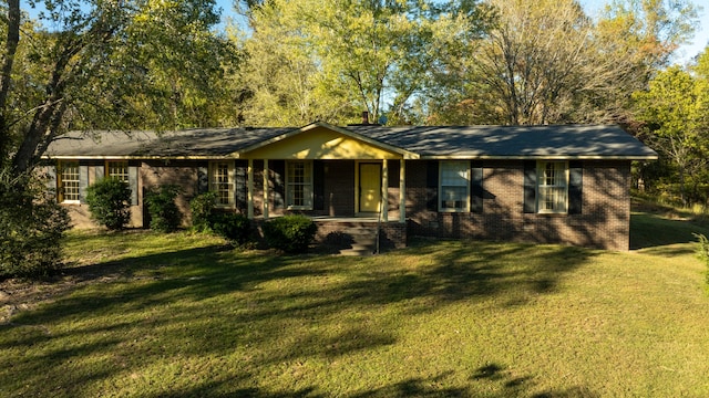 ranch-style home featuring a front lawn